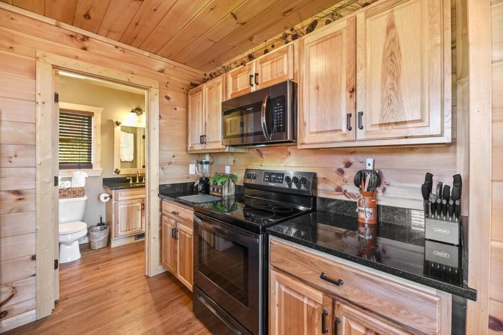 Walnut Ridge Cabin. Sleeps 7-11! Hot Tub, Pool Table, Minutes To Downtown Gatlinburg! Extérieur photo