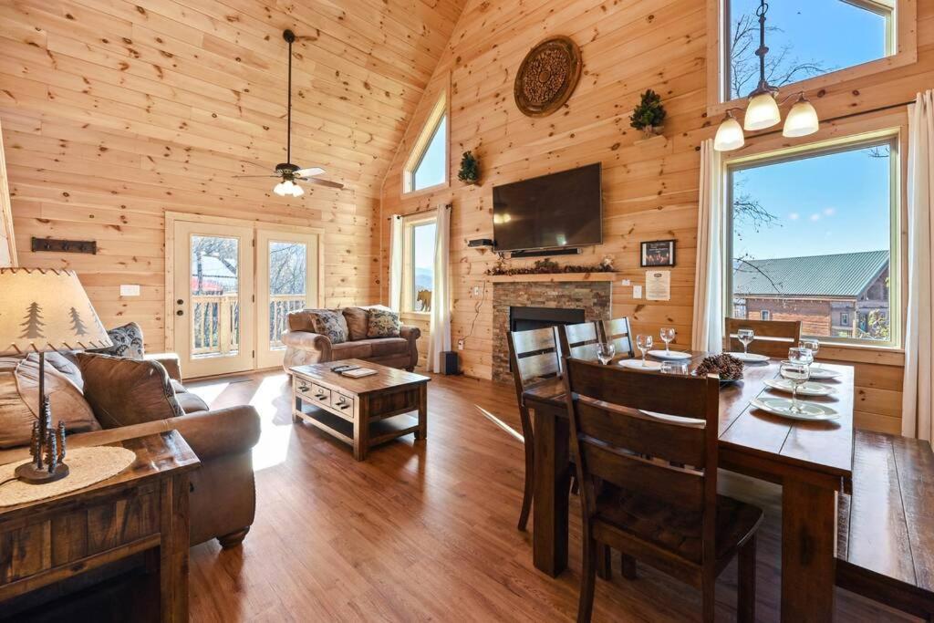 Walnut Ridge Cabin. Sleeps 7-11! Hot Tub, Pool Table, Minutes To Downtown Gatlinburg! Extérieur photo
