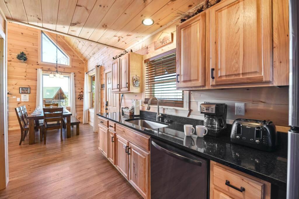Walnut Ridge Cabin. Sleeps 7-11! Hot Tub, Pool Table, Minutes To Downtown Gatlinburg! Extérieur photo